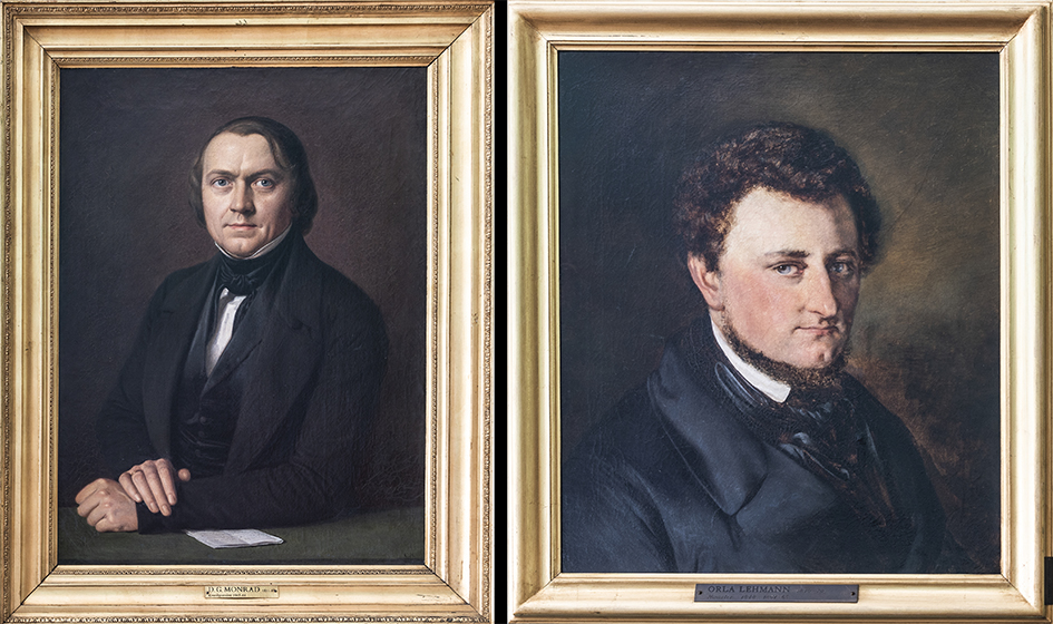 Maleriet til højre forestiller D.G. Monrad. Det er malet i 1846 af Constantin Hansen. Portrættet til venstre forestiller Orla Lehmann. Det er malet af Elisabeth Jerichau Baumann.